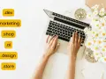 Kobieta pisze na laptopie, obok bukiet margaretek. Widoczne są różne rozszerzenia domen, np. .dev, .marketing, .shop, .ai, .design, .store.