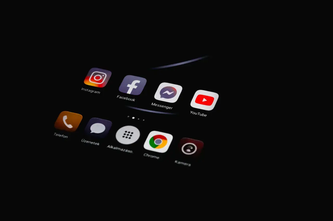 Ikony aplikacji na ciemnym ekranie: Instagram, Facebook, Messenger, YouTube, Telefon, Wiadomości, Aplikacje, Chrome, Kamera. Wszystko w kolorze czarnym kod.