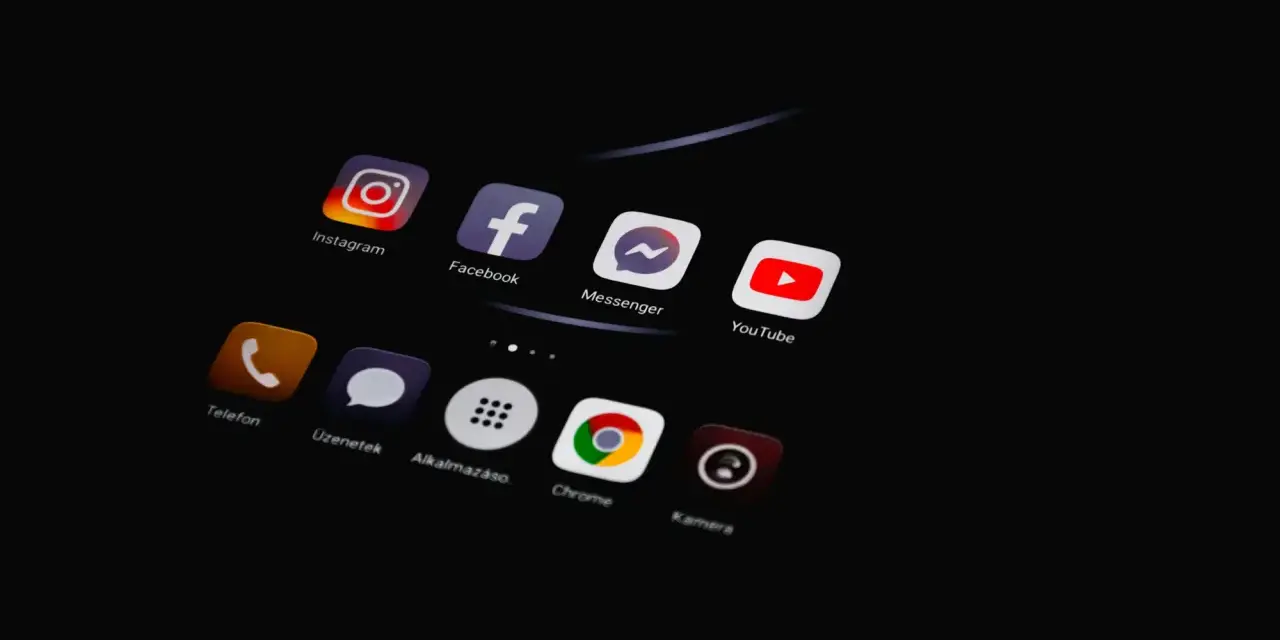 Ikony aplikacji na ciemnym ekranie: Instagram, Facebook, Messenger, YouTube, Telefon, Wiadomości, Aplikacje, Chrome, Kamera. Wszystko w kolorze czarnym kod.