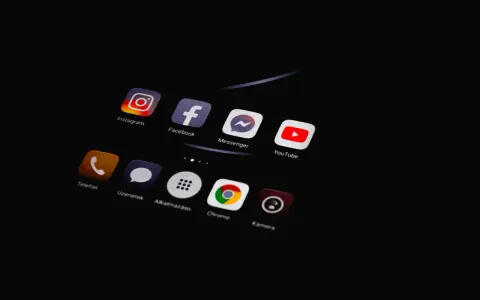 Ikony aplikacji na ciemnym ekranie: Instagram, Facebook, Messenger, YouTube, Telefon, Wiadomości, Aplikacje, Chrome, Kamera. Wszystko w kolorze czarnym kod.