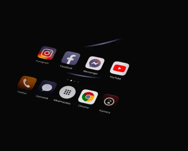 Ikony aplikacji na ciemnym ekranie: Instagram, Facebook, Messenger, YouTube, Telefon, Wiadomości, Aplikacje, Chrome, Kamera. Wszystko w kolorze czarnym kod.
