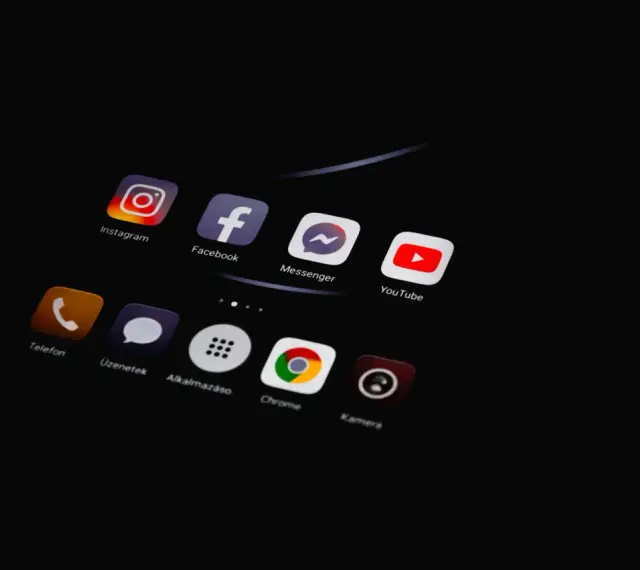 Ikony aplikacji na ciemnym ekranie: Instagram, Facebook, Messenger, YouTube, Telefon, Wiadomości, Aplikacje, Chrome, Kamera. Wszystko w kolorze czarnym kod.