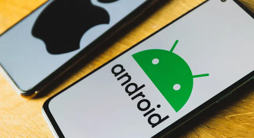 Dwa telefony, jeden z logo Android, drugi z logo Apple. Dowiedz się, jak włączyć transmisję danych w telefonie.