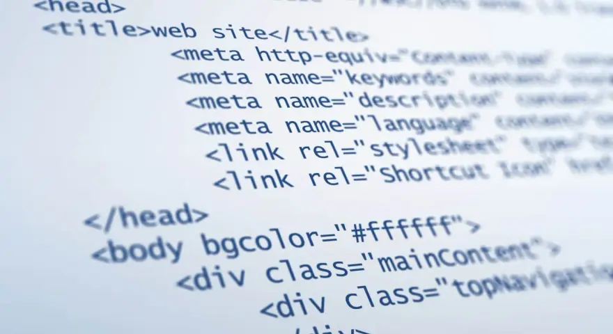 Fragment kodu HTML, pokazujący podstawy tworzenia strony internetowej: doctype, head z tytułem i meta tagami, oraz body z atrybutami i divami.