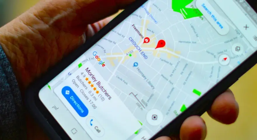 Na ekranie telefonu widać mapę Google z zaznaczoną lokalizacją. Pokazuje, jak wysłać pinezkę z lokalizacją, np. do sklepu Morley Butchers.