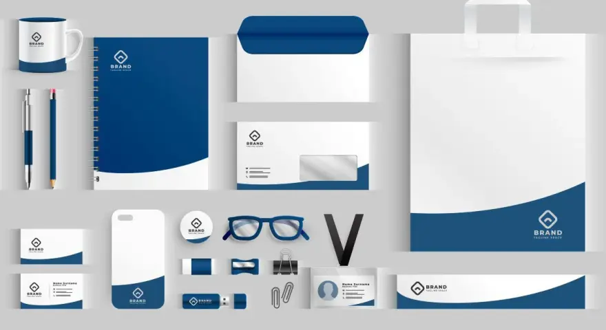 Zestaw materiałów biurowych: kubek, notes, koperty, torba, wizytówki, etui na telefon, identyfikator, pendrive. To jest mockup co to jest.