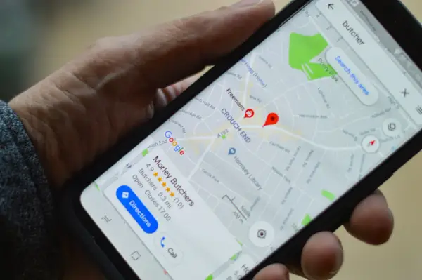 Szukasz rzeźnika? Geolokalizacja co to? Telefon pokazuje mapę Google z zaznaczonym sklepem "Morley Butchers" w Crouch End.
