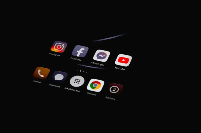 Ikony aplikacji na ciemnym ekranie: Instagram, Facebook, Messenger, YouTube, Telefon, Wiadomości, Aplikacje, Chrome, Kamera. Wszystko w kolorze czarnym kod.